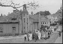 před r. 1965, Průvod směřující na cvičiště v zámku