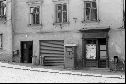 po r. 1960, u domu Veselých automat na cigarety