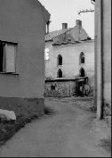 vstup mezi domy na rabínský plácek, v pozadí synagoga