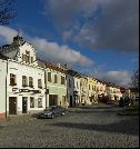 domy na severní straně Husova náměstí, foto Jan Prchal
