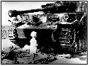 1945, malý Ivan Prokop (nyní člen KZHP) před německým tankem